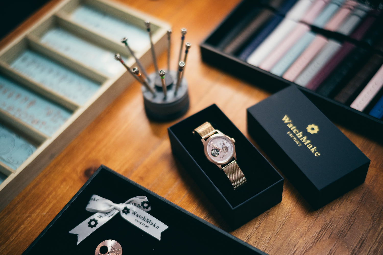 首個將DIY手錶工作坊帶到香港既Watchmake Factory,由製錶師親自教授製作機械錶,不同顏色錶面、錶殻、刻度、刻名都可自由租合。