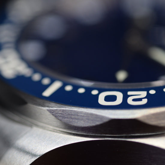 醫療級鋼材，藍寶石水晶，都是手錶上最堅固的材料。 200米防水的醫療級鋼材製成的錶殻和錶帶，硬度僅低於鑽石的藍寶石水晶錶面，防刮花能力足以應付日常環境的挑戰。